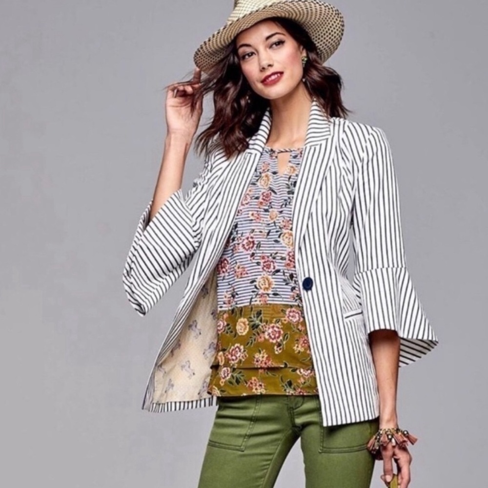Cabi Olé Bell Sleeve Navy Striped Blazer
Jacket Size 6